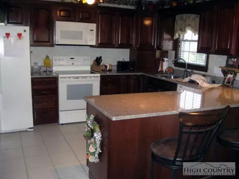 544 Cedar Ln, Boone, NC 28607 photo 4