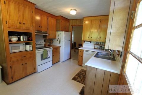 201 Locust Hl, Boone, NC 28607 photo 3