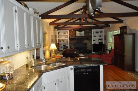 334 Walnut Ln, Vilas, NC 28692 photo 5