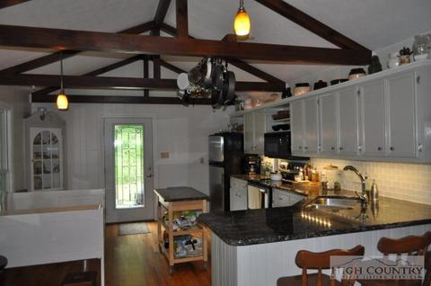 334 Walnut Ln, Vilas, NC 28692 photo 7