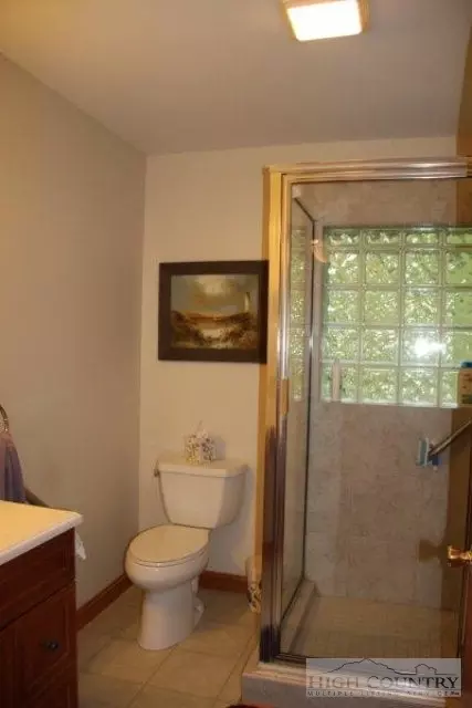 105 Valley Dr, Jefferson, NC 28640 photo 9
