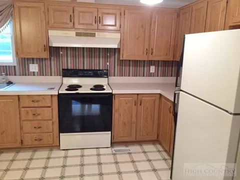 208 Maple St, Jefferson, NC 28640 photo 8