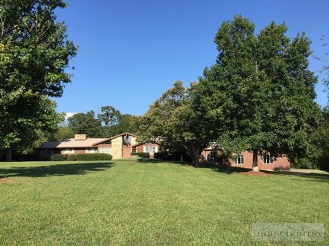 1422 White Eagle Ranch Rd, Hickory, NC 28602 photo 1