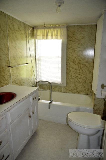 1305 Deep Ford Rd, Lansing, NC 28643 photo 4