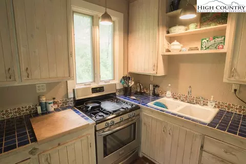 561 W Peak Rd, Creston, NC 28615 photo 6