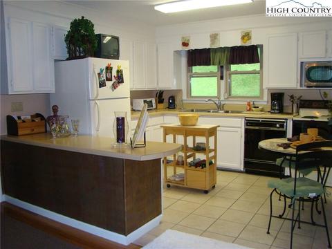 202 Long St, Boone, NC 28607 photo 2