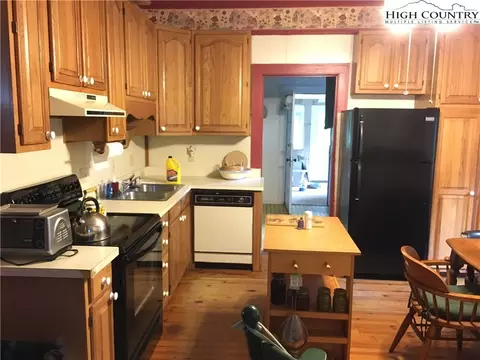 201 Cherry St, Sparta, NC 28675 photo 4