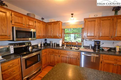 413 Academy St, Jefferson, NC 28640 photo 6