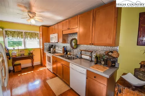 409 Glenn King Rd, Lansing, NC 28643 photo 11