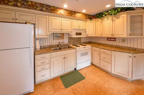 643 Forest Hill Dr, Boone, NC 28607 photo 4