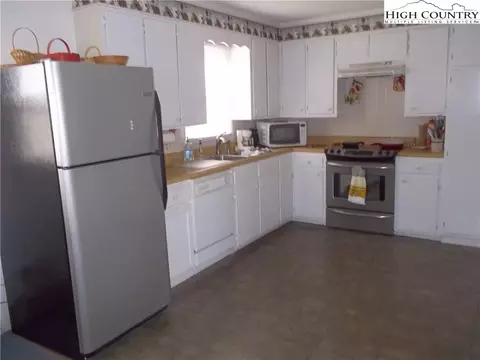 75 Irwin St, Sparta, NC 28675 photo 9