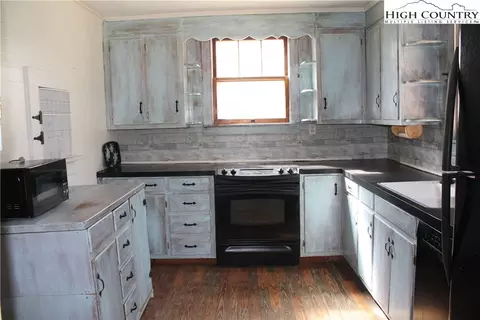 337 Bells View Ln, Purlear, NC 28665 photo 2
