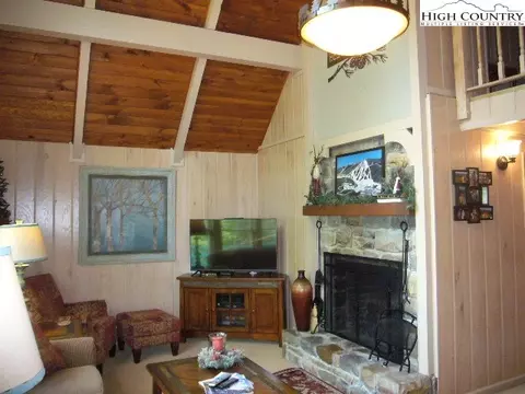 104 Skiway Cir, Beech Mountain, NC 28604 photo 4
