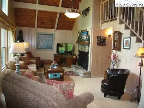 104 Skiway Cir, Beech Mountain, NC 28604 photo 3