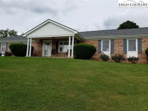 207 Pinehurst St, Independence, VA 24348 photo 3