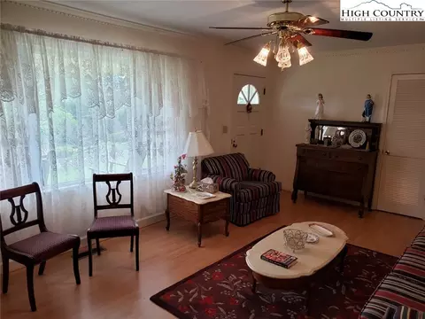 207 Pinehurst St, Independence, VA 24348 photo 4