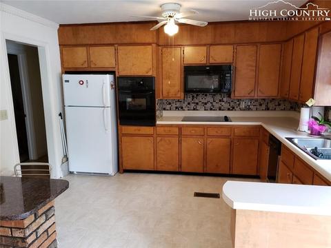 207 Pinehurst St, Independence, VA 24348 photo 5