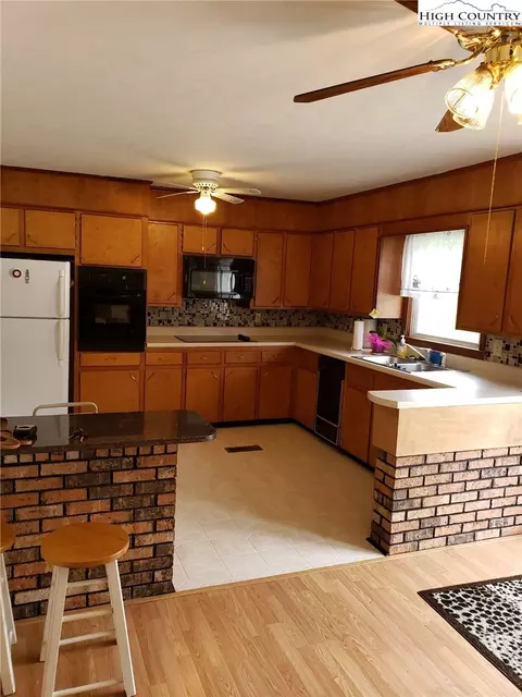 207 Pinehurst St, Independence, VA 24348 photo 6