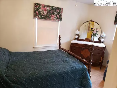207 Pinehurst St, Independence, VA 24348 photo 9