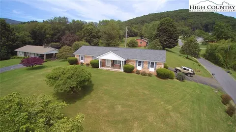 207 Pinehurst St, Independence, VA 24348 photo 2
