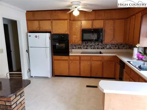 207 Pinehurst St, Independence, VA 24348 photo 5