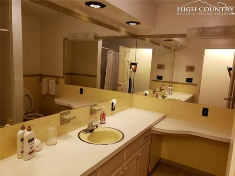 207 Pinehurst St, Independence, VA 24348 photo 8