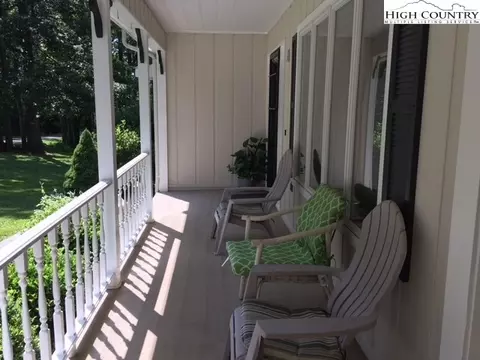 431 Oakview Dr, Jefferson, NC 28640 photo 2