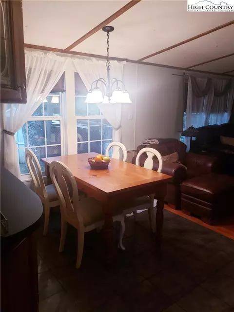 381 Betsy Cir, Todd, NC 28684 photo 4