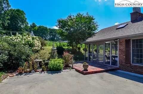 105 Wiley St, Jefferson, NC 28640 photo 6