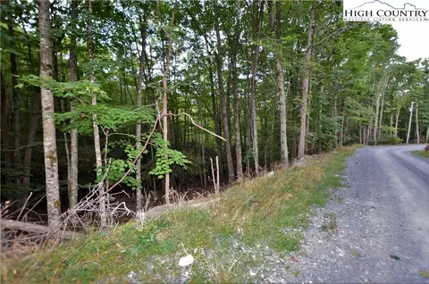 205 Poplar Dr, Beech Mountain, NC 28604 photo 2