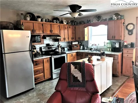 707 Phillips Gap Rd, Purlear, NC 28665 photo 9