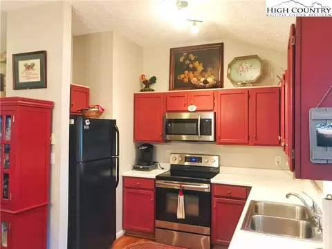 240 Thunder Ln, Boone, NC 28607 photo 8