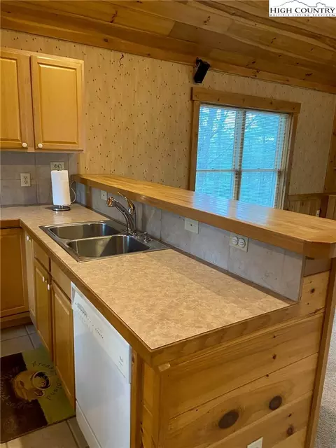 250 Doe Run, Purlear, NC 28665 photo 16