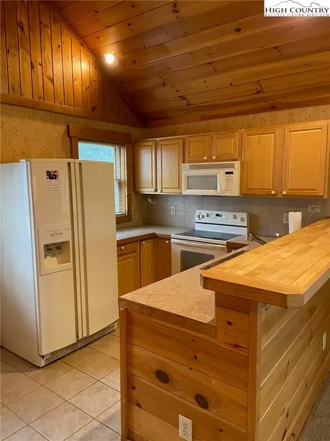250 Doe Run, Purlear, NC 28665 photo 10