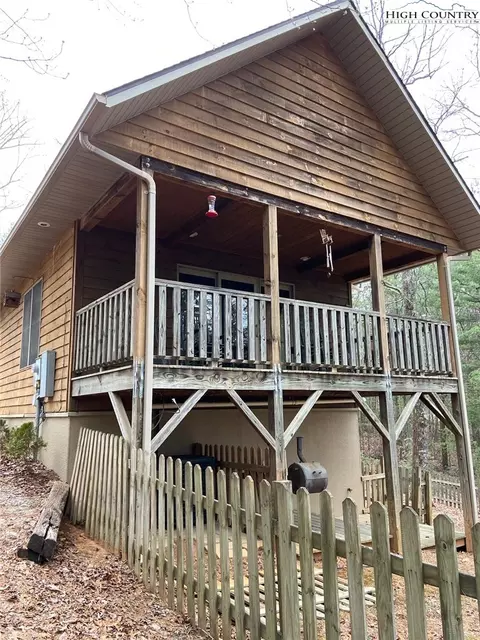 250 Doe Run, Purlear, NC 28665 photo 1