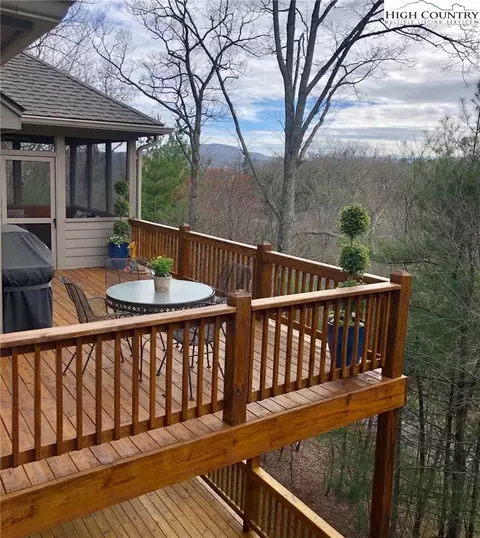 452 N Ridge Cir, Boone, NC 28607 photo 2