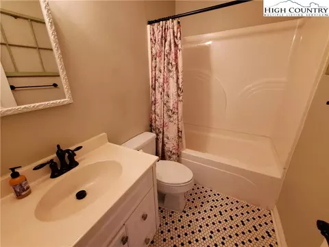 520 Hickory Knl, Deep Gap, NC 28618 photo 14