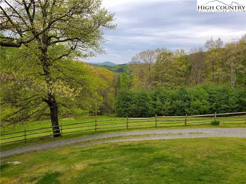 520 Hickory Knl, Deep Gap, NC 28618 photo 2