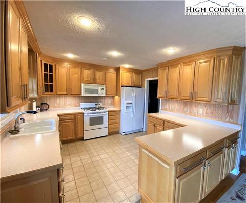 143 Skiview Rd, Seven Devils, NC 28604 photo 14