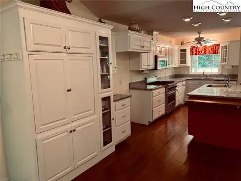 402 Hemlock Loop, Newland, NC 28657 photo 2