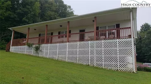 374 Maple Leaf Ln, Galax, VA 24333 photo 3