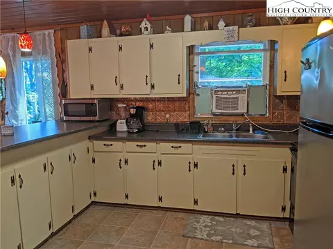 584 Horse Shoe Ridge E Rd, Deep Gap, NC 28618 photo 5
