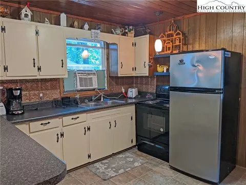 584 Horse Shoe Ridge E Rd, Deep Gap, NC 28618 photo 6