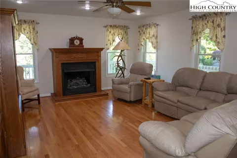 213 E Creekside Trl, Jefferson, NC 28640 photo 11