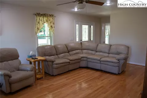 213 E Creekside Trl, Jefferson, NC 28640 photo 13