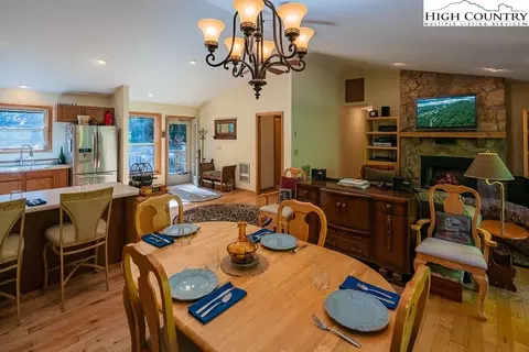 102 Wild Daisy Ct, Beech Mountain, NC 28604 photo 2