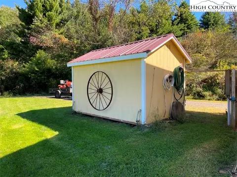 680 Wagoner Access Rd, Jefferson, NC 28640 photo 2