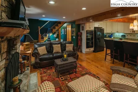 104 Ivy Ln, Beech Mountain, NC 28607 photo 2