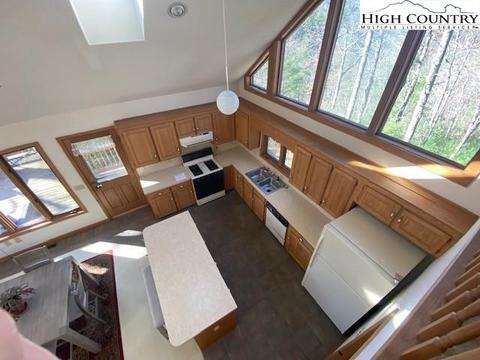 197 High Hollow Rd, Deep Gap, NC 28618 photo 3