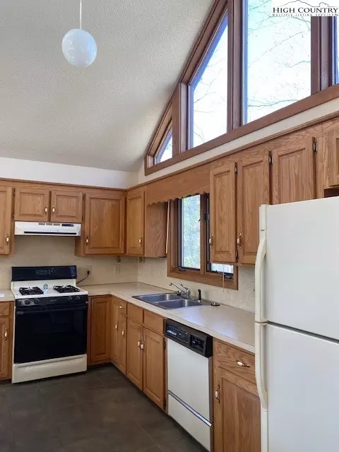 197 High Hollow Rd, Deep Gap, NC 28618 photo 13
